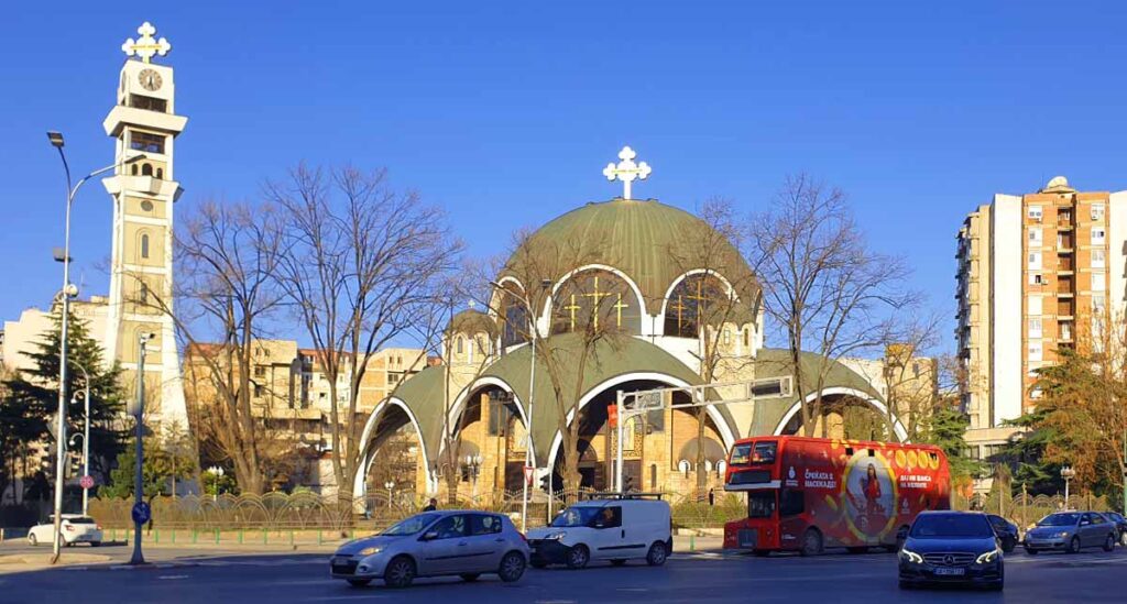 Kliment-von-Ohrid-Kirche und roter Doppeldeckerbus in Skopje