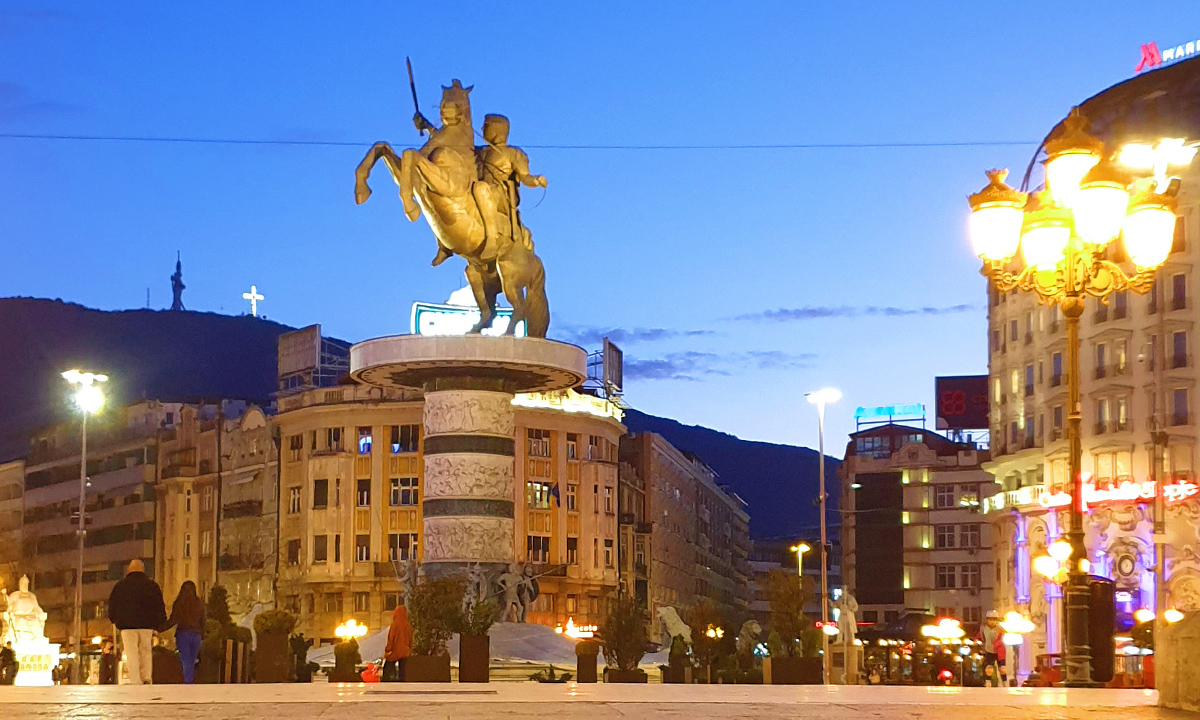 Makedonija Square mit Reiterstatue am Abend in Skopje