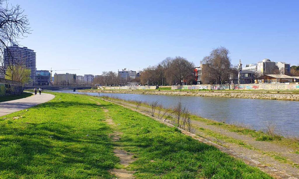 Ufer der Vardar in Skopje