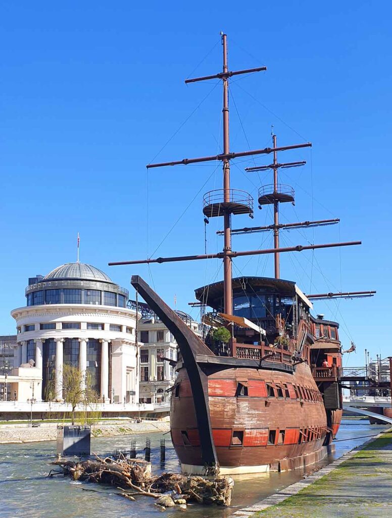 Nachbau einer Kogge in der Vardar in Skopje
