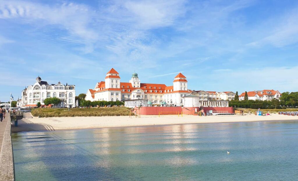 Blick von der Seebrücke in Binz auf Rügen auf das Kurhaus