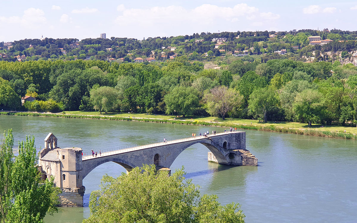 Aussicht auf die Sehenswürdigkeit Brücke Pont Saint-Bénézet in Avignon