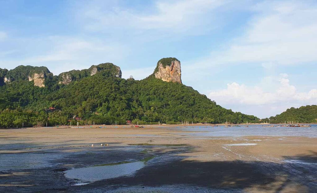 East Railay Bay Beach in Krabi bei Ebbe