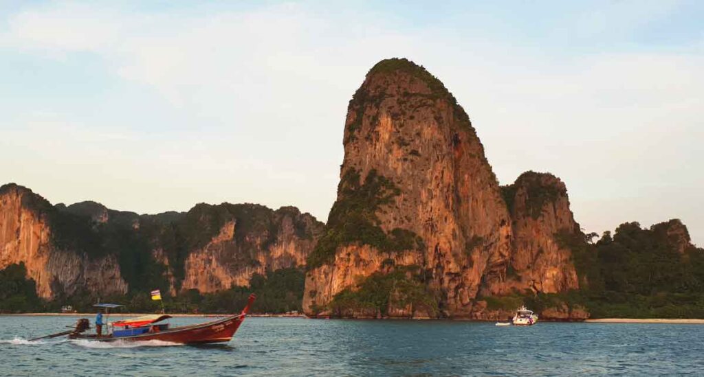 Blick vom Boot auf die Felsen an der Küste vor Krabi