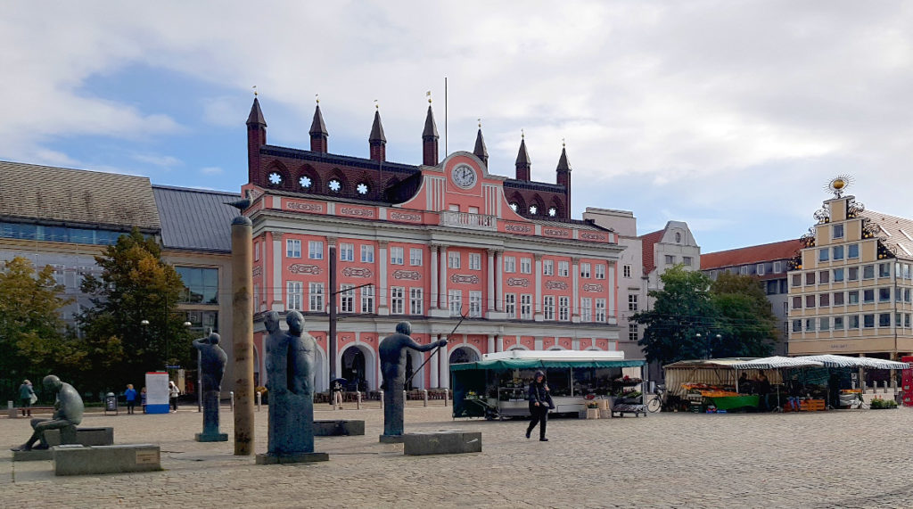 Rostock Stadtrundgang - Sehenswürdigkeiten - Rathaus und Möwenbrunnen