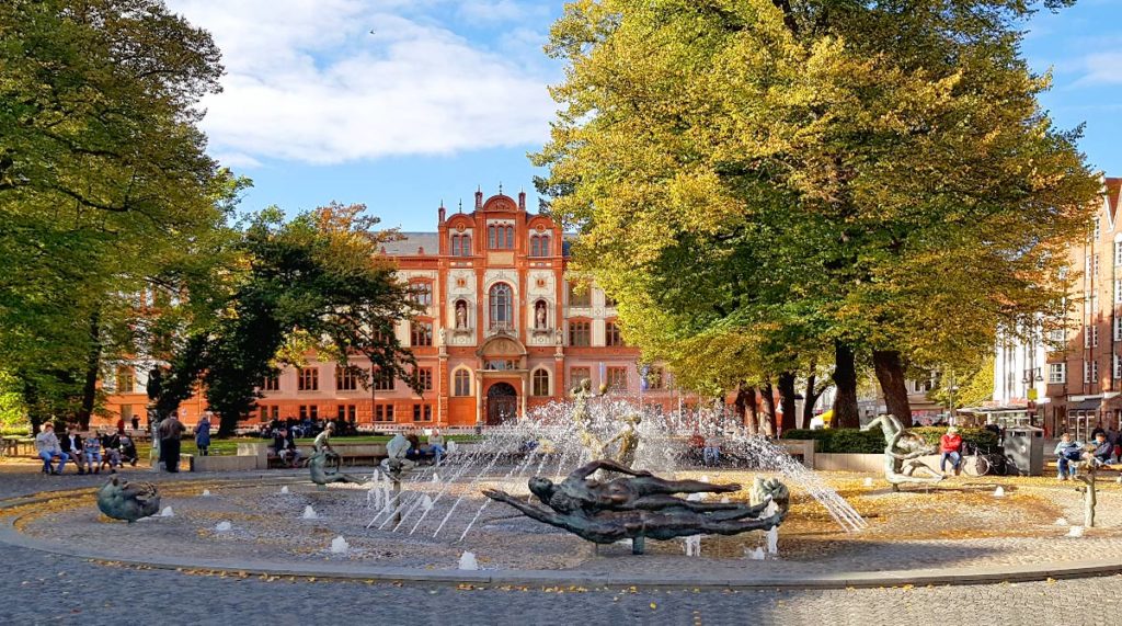 Rostock Stadtrundgang - Sehenswürdigkeiten - Universität und Brunnen der Lebensfreude