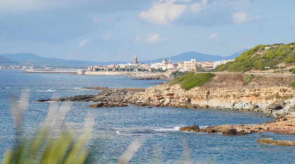Alghero mit Küste und Meer im Vordergrund