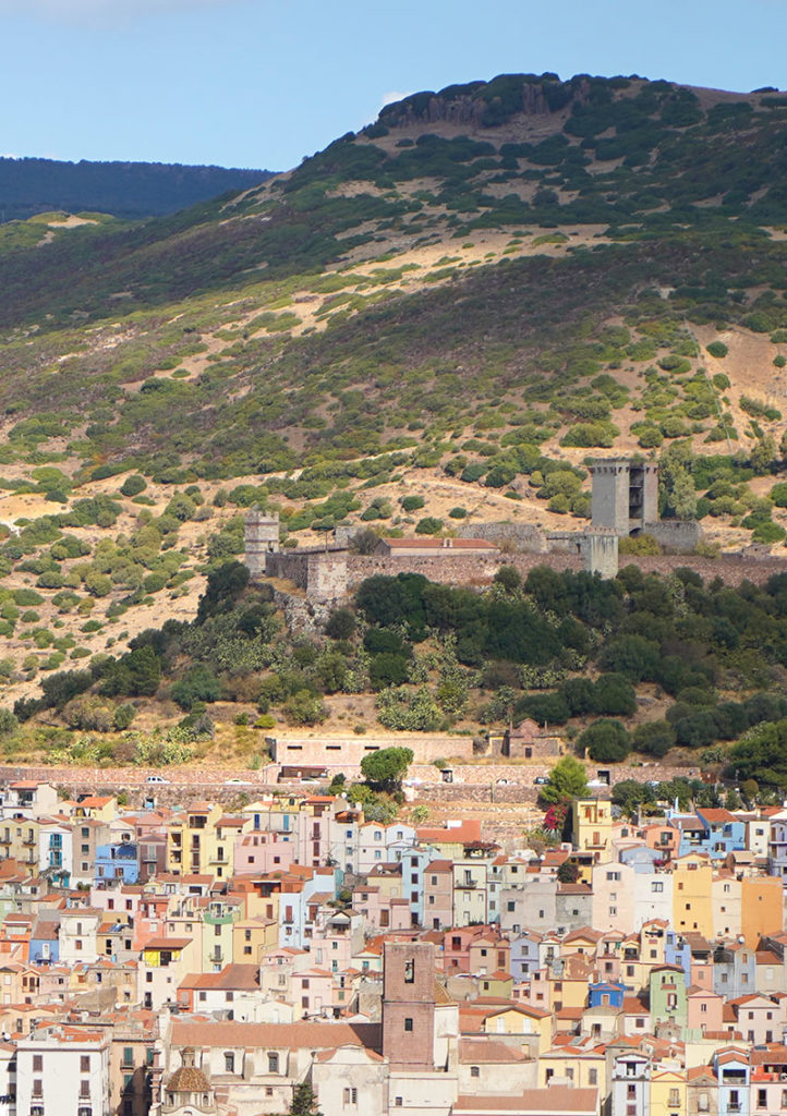 Sardinien Rundreise Roadtrip Reisetipps Sehenswürdigkeiten Ausblick Bosa