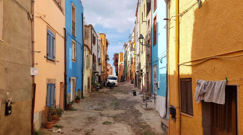 Sardinien Rundreise Roadtrip Reisetipps Bosa Fassaden