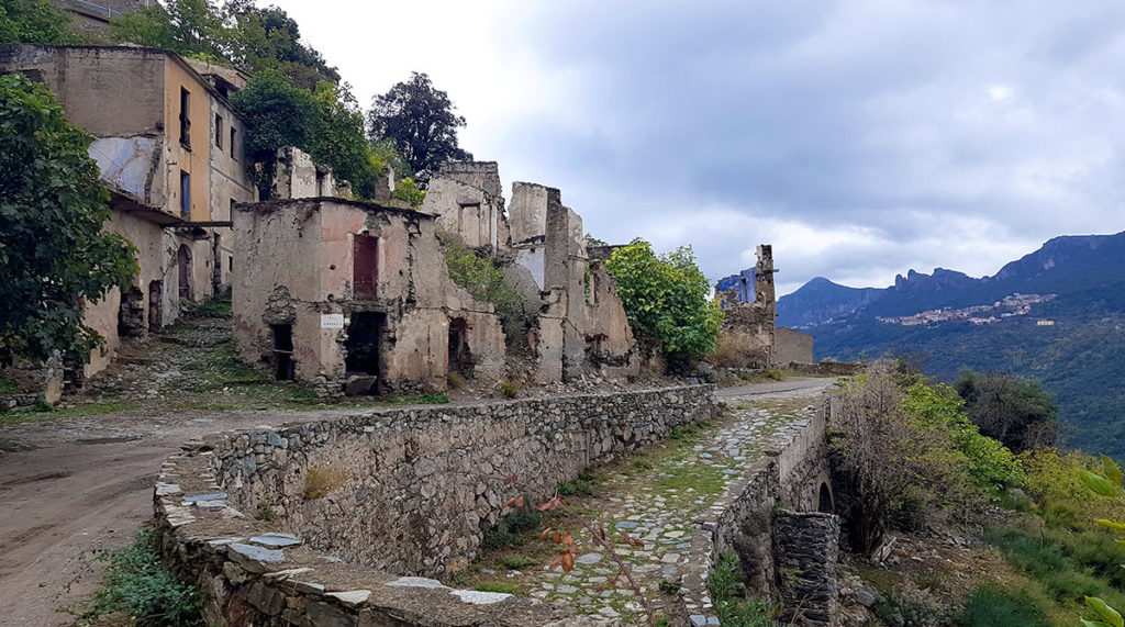 Sardinien Rundreise Roadtrip Reisetipps Sehenswürdigkeiten Gairo Vecchio Ortseingang
