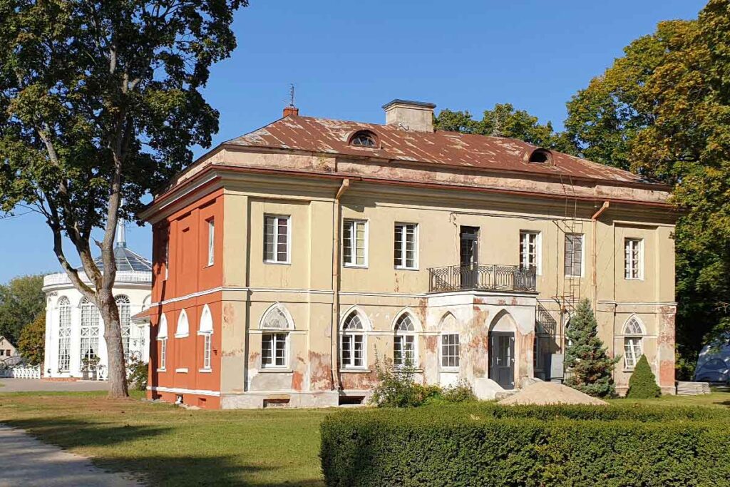 Alt und neu am Schloss Raudondvaris in Litauen