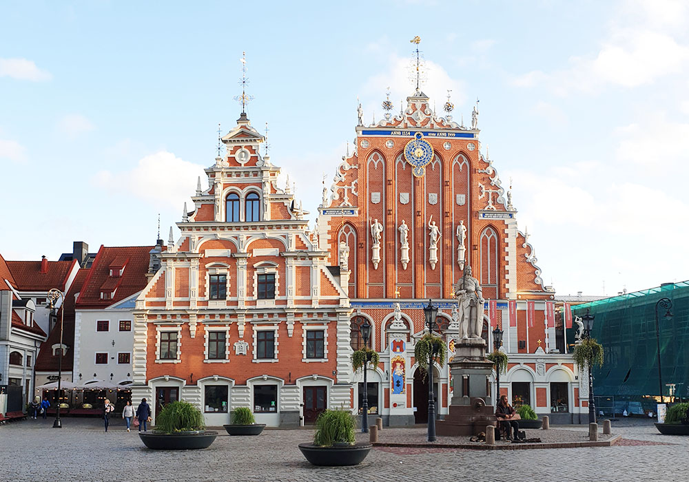 Die prachtvolle Fassade des Schwarzhäupterhauses am Rathausplatz in der Altstadt von Riga, Lettland.
