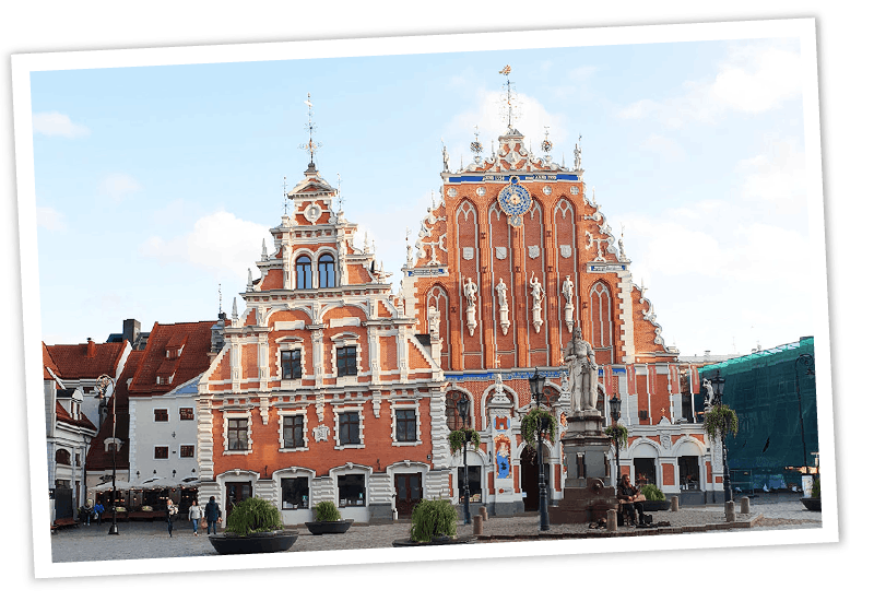 Das historische Schwarzhäupterhaus am Rathausplatz in der Altstadt von Riga, Lettland.