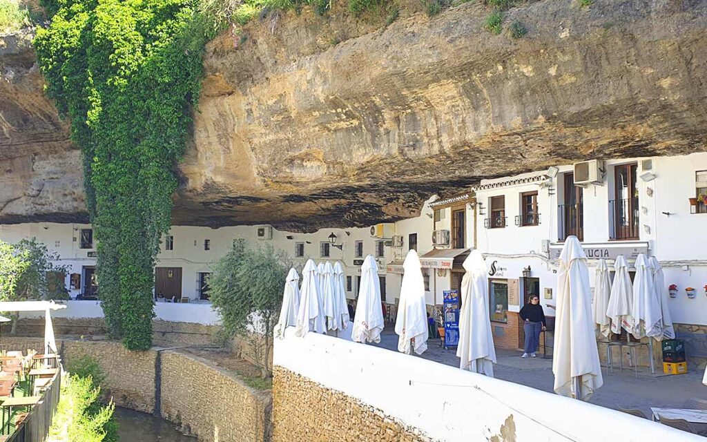 Straßenzug der Calle Cuevas del Sol in Setenil de las Bodegas