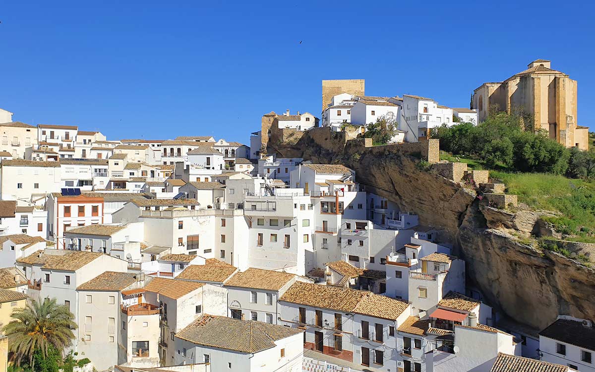 Panorama von Setenil de las Bodegas mit weißen Häusern am Felsen in Andalusien