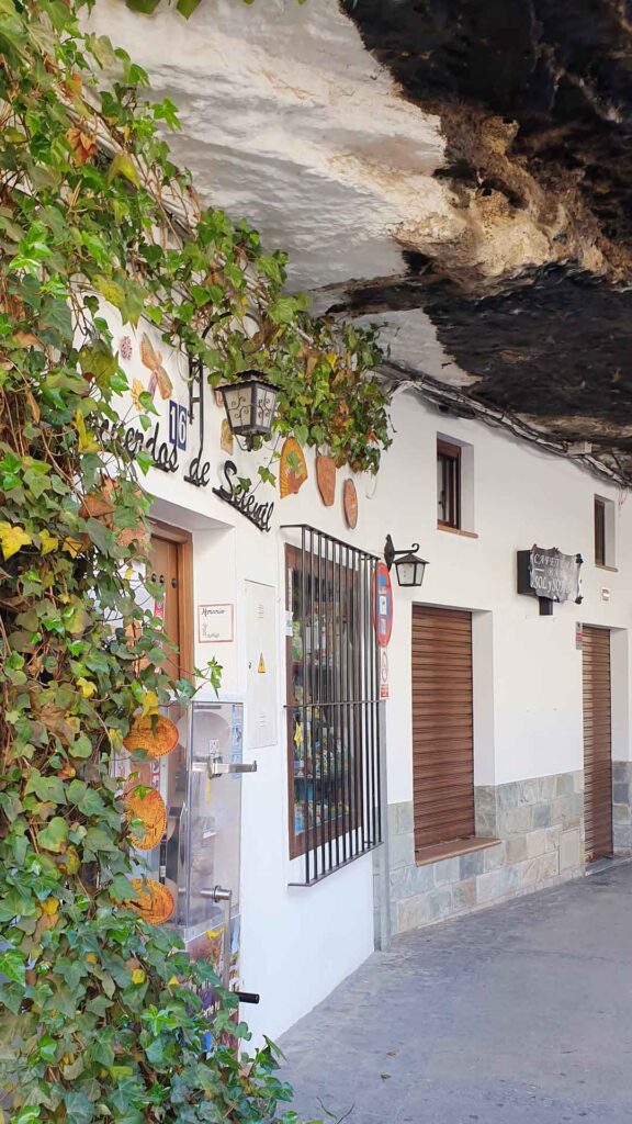 Detail des Felsüberhangs über der Calle Cuevas de la Sombra