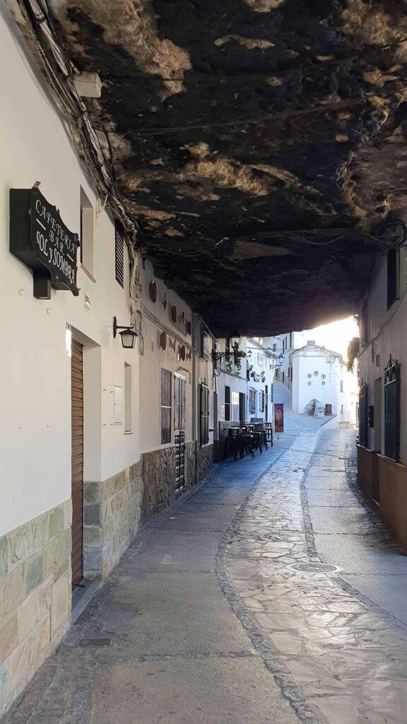 Felsüberhang über der Calle Cuevas de la Sombra in Setenil de las Bodegas