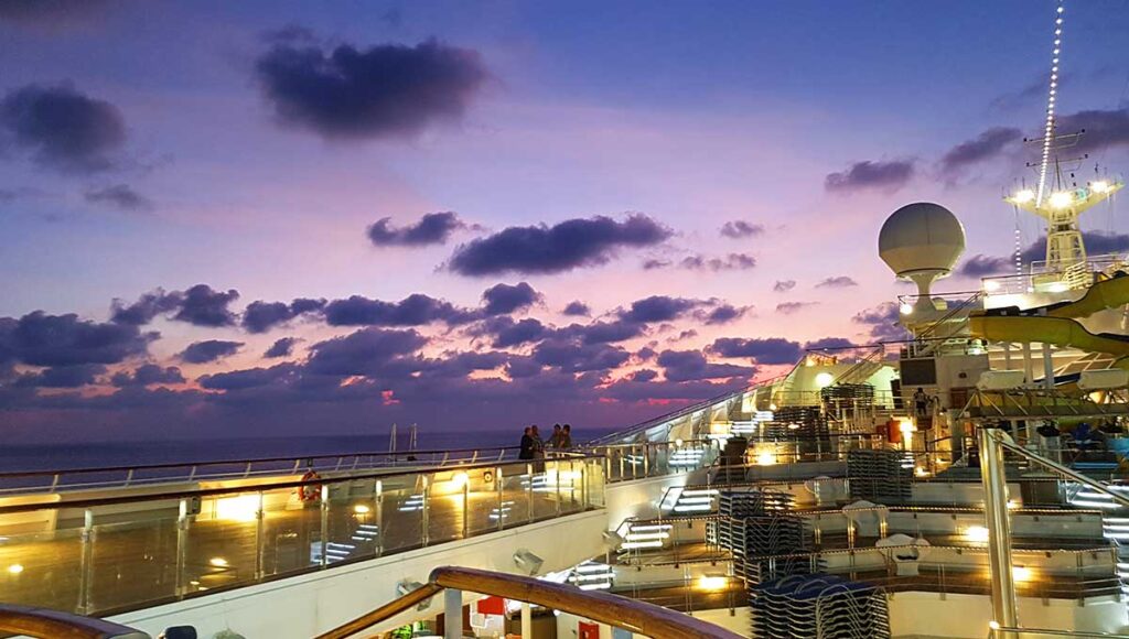 Sonnenuntergang auf den Kreuzfahrtschiff