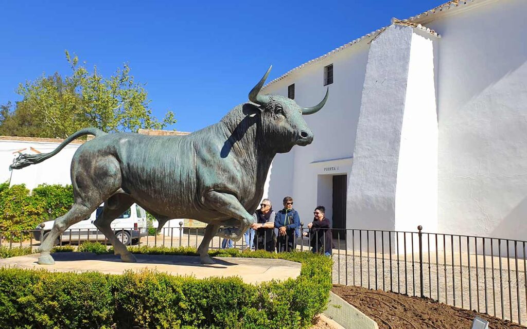Stierstatue vor der Stierkampfarena am Plaza de Toros