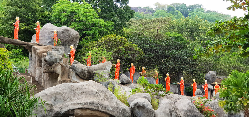 Sri Lanka Dambulla Höhlentempel Mönche