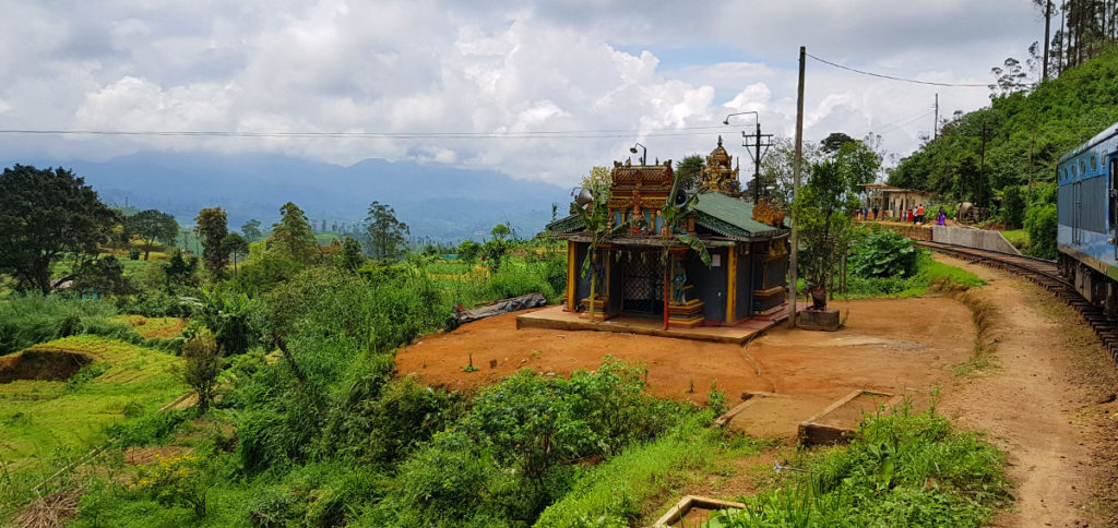 Sri Lanka Hochland Zugfahrt Teeplantagen Tempel