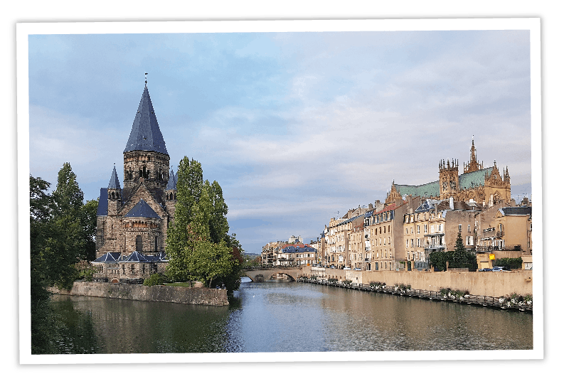 Blick auf den Temple Neuf und die Kathedrale von Metz am Ufer der Mosel in Frankreich.