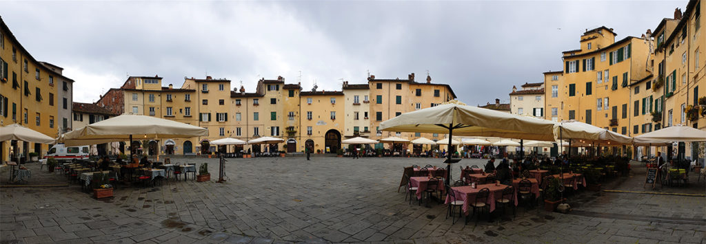 Toskana - Lucca - Piazza dell Anfiteatro