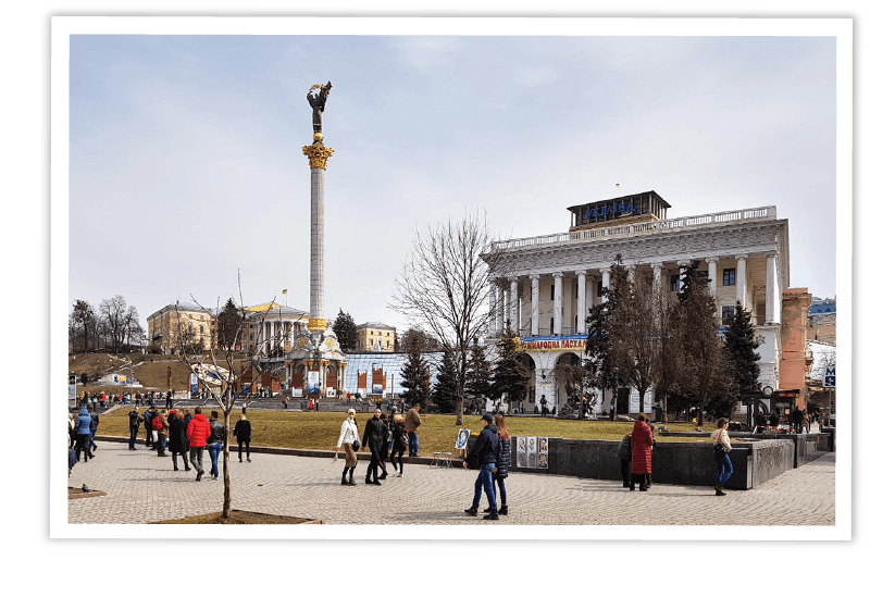 Menschen auf dem Unabhängigkeitsplatz in Kiew, Ukraine, mit dem markanten Unabhängigkeitsmonument.