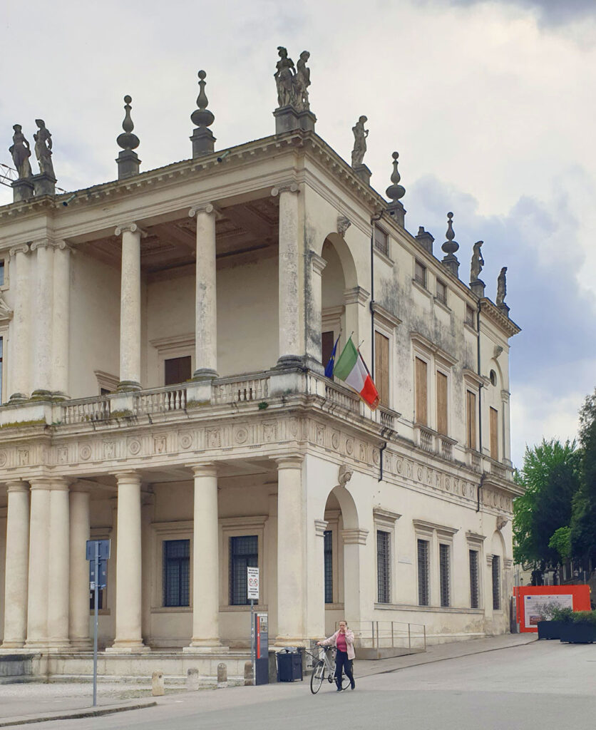 Die beeindruckende Renaissance-Fassade des Palazzo Chiericati, entworfen von Andrea Palladio in Vicenza.