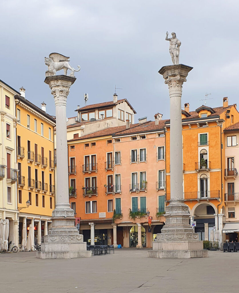 Die Piazza dei Signori in Vicenza mit den venezianischen Säulen und den farbenfrohen Fassaden der Altstadt.