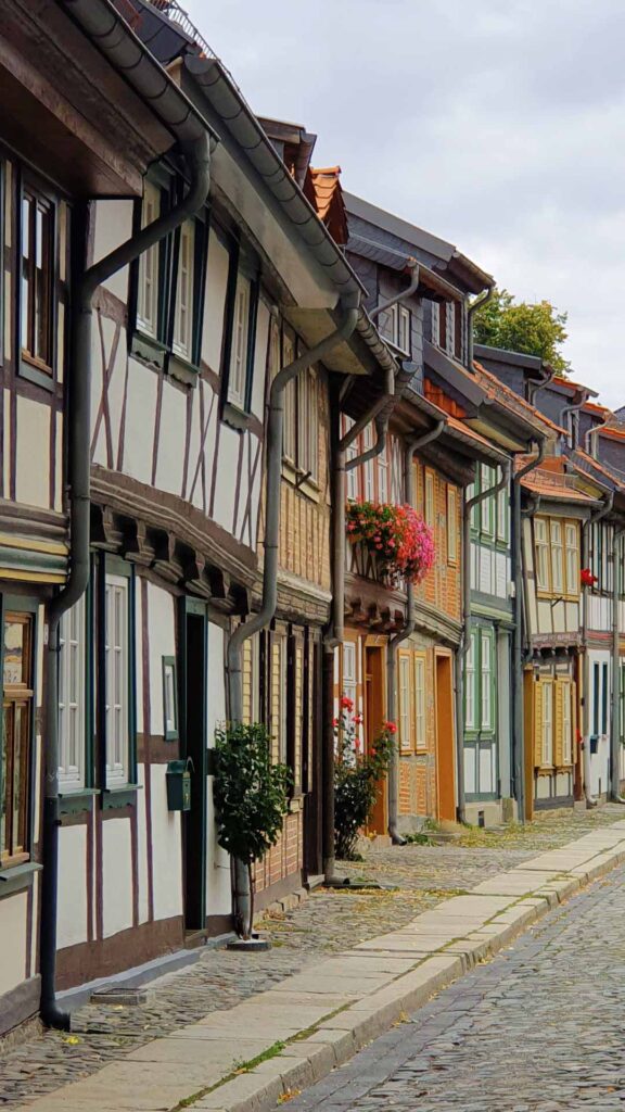 Kopfsteinpflastergstraße in der Altstadt von Wernigerode mit dicht an dicht stehenden historischen Fachwerkhäusern