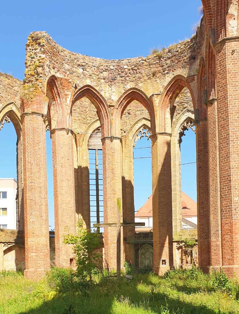 Innenansicht der Ruine der St. Nikolaikirche in Zerbst/Anhalt